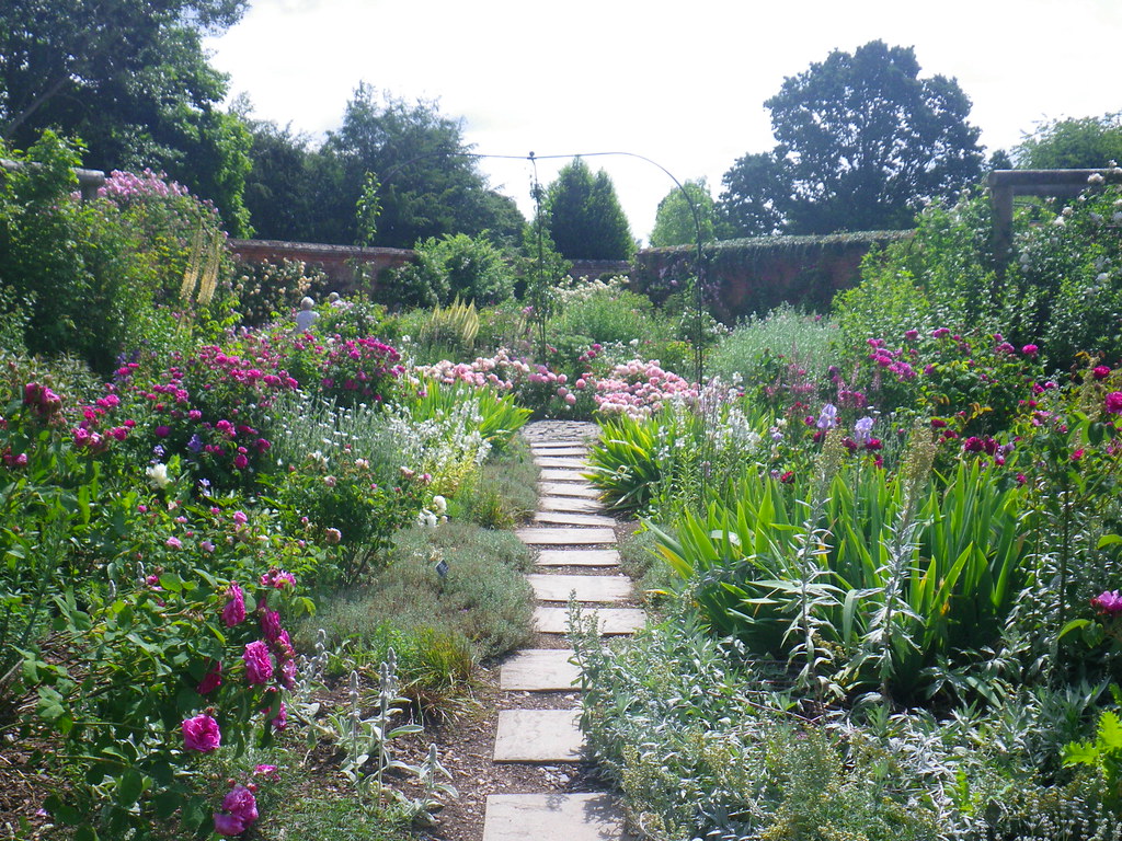 Chemin de jardin en pavés béton posé avec joints engazonnés